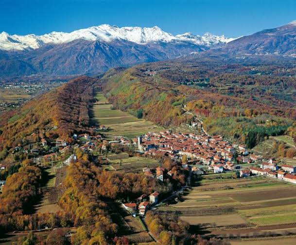 Colline biellesi con montagne innevate